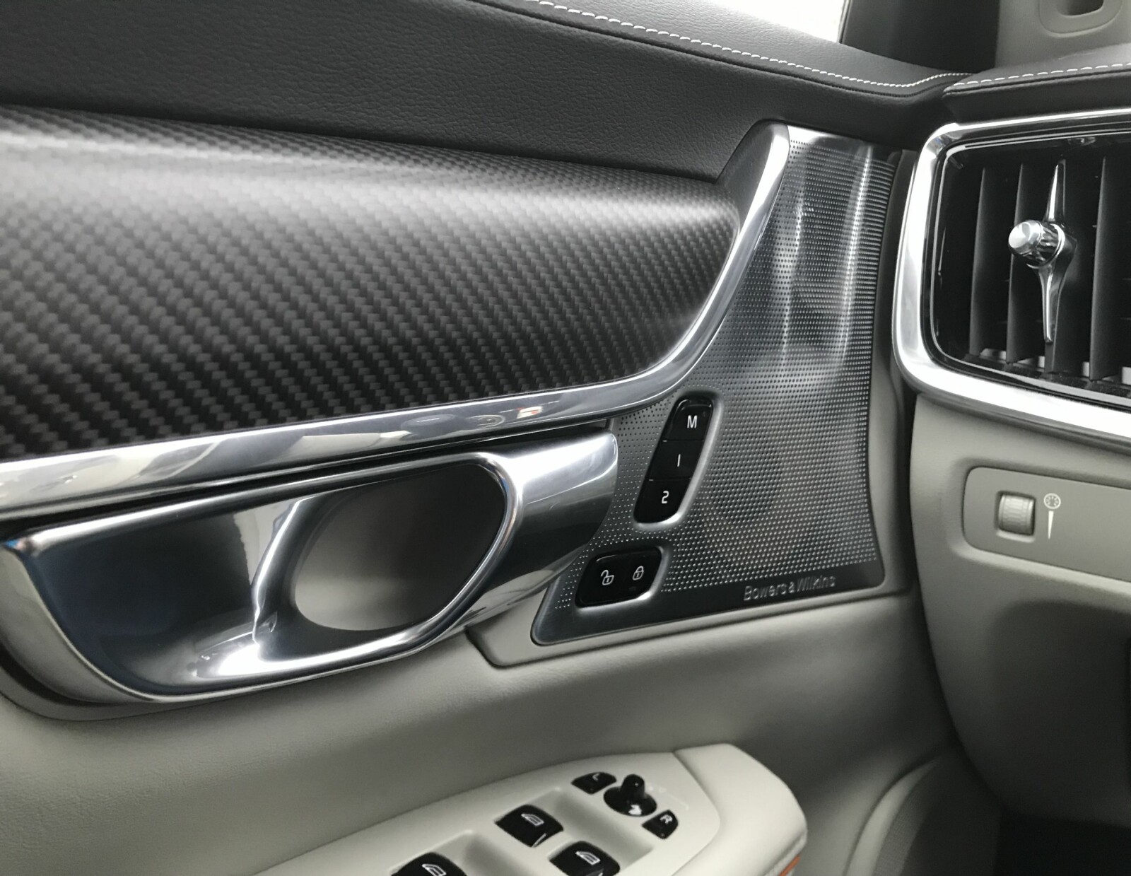 ALUMINIUM: Flotte detaljer som dørhåndtaket i ett stykke aluminium. ALUMINIUM: Flotte detaljer som dørhåndtaket i ett stykke aluminium.