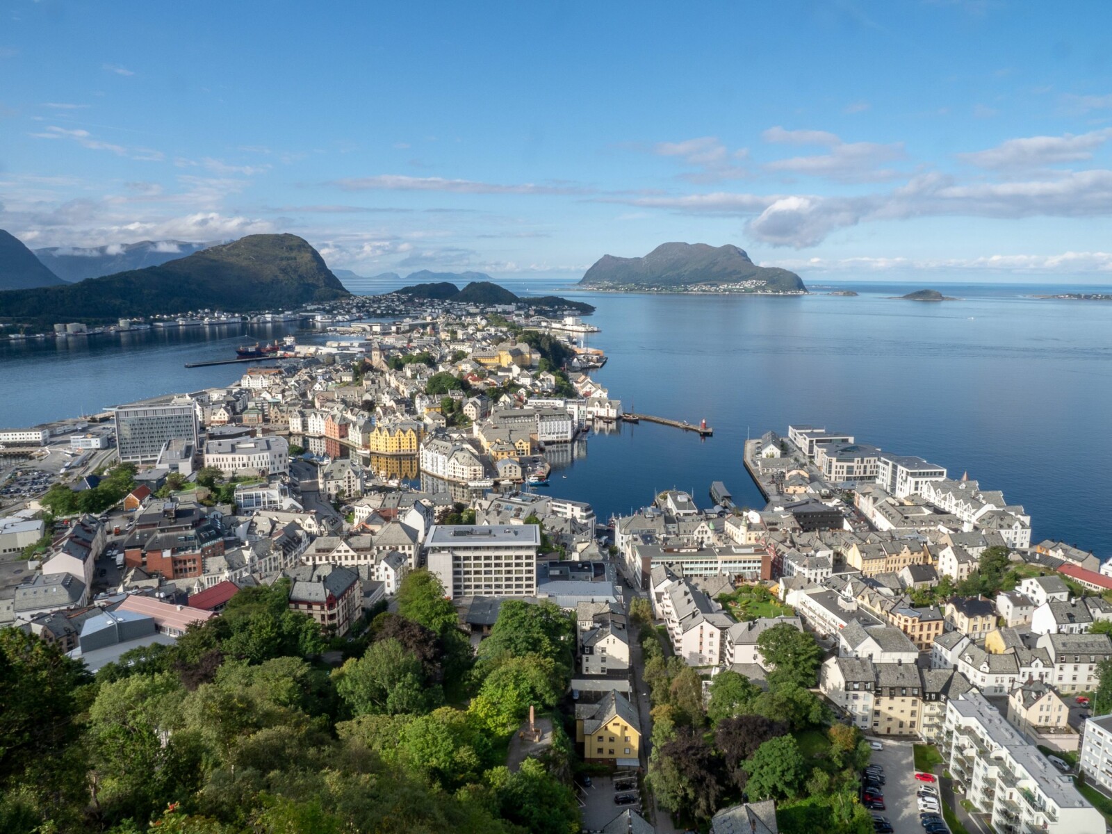 <b>NORGES VAKRESTE?:</b> Ålesund sett fra byfjellet Aksla. <b>NORGES VAKRESTE?:</b> Ålesund sett fra byfjellet Aksla.