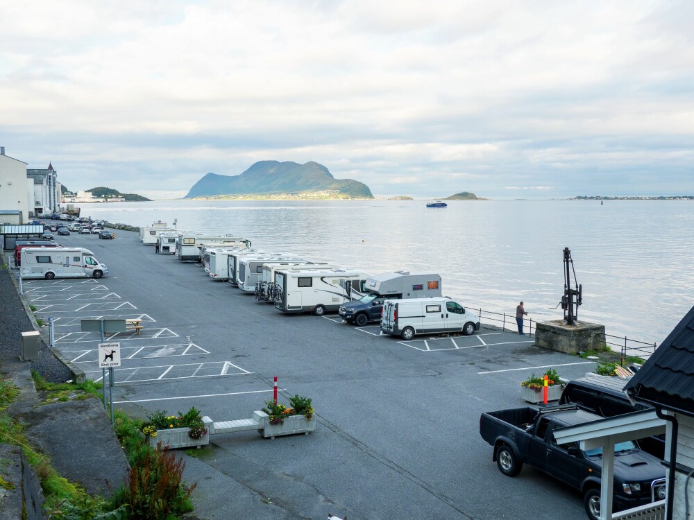<b>UT MOT HAVET:</b> Bobilparkeringen er asfaltert og godt organisert, og fremste rekke har flott utsikt mot havet. <b>UT MOT HAVET:</b> Bobilparkeringen er asfaltert og godt organisert, og fremste rekke har flott utsikt mot havet.
