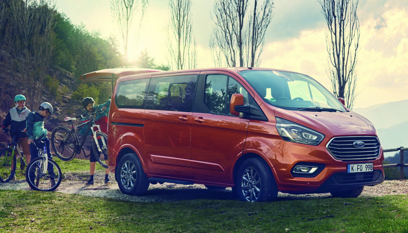 LADER OPP: Ford Tourneo Custom kommer også som ladbar hybrid. LADER OPP: Ford Tourneo Custom kommer også som ladbar hybrid.