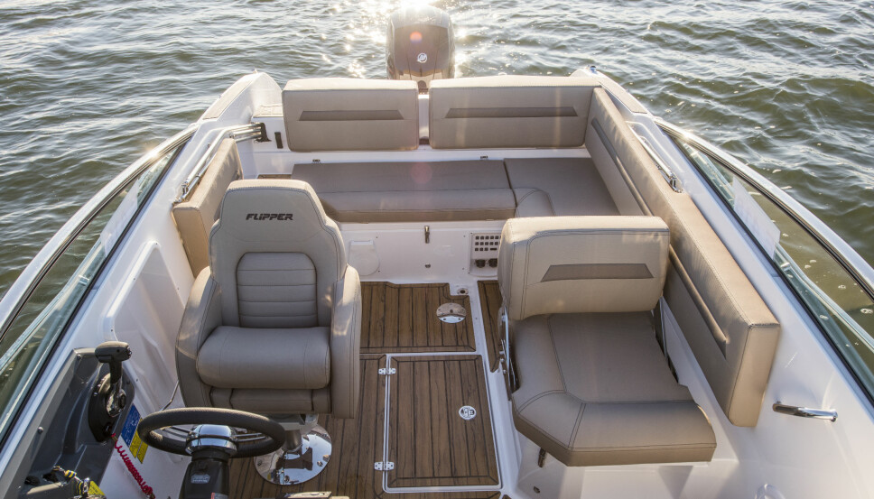 <b>KOMFORT:</b> Uteplassen i en klassisk daycruiser som denne Flipper 640 DC er et deilig sted å tilbringe en sommerdag. <b>KOMFORT:</b> Uteplassen i en klassisk daycruiser som denne Flipper 640 DC er et deilig sted å tilbringe en sommerdag.