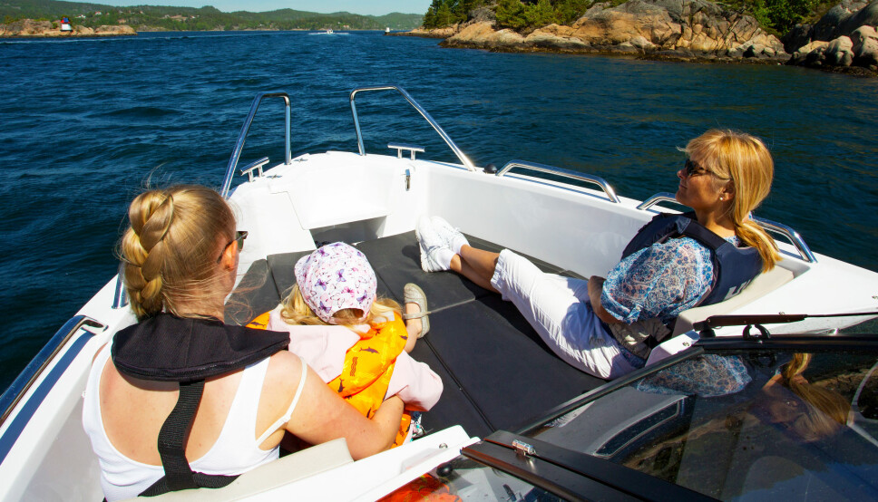 <b>FAMILIEHYGGE:</b> Store og små trives forut i en rommelig bowrider. Her i en Bella 700 BR <b>FAMILIEHYGGE:</b> Store og små trives forut i en rommelig bowrider. Her i en Bella 700 BR