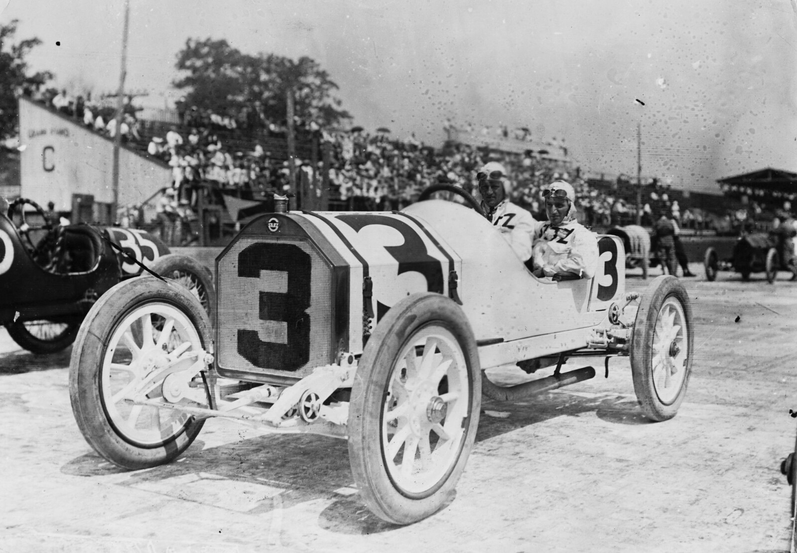 <b>INDIANAPOLIS:</b> Gil Andersen med sin mekaniker i en Stutz Bearcat-racer under Indianapolis 500 i 1913. FOTO: Topical Press/Hulton Archive/Getty Images. <b>INDIANAPOLIS:</b> Gil Andersen med sin mekaniker i en Stutz Bearcat-racer under Indianapolis 500 i 1913. FOTO: Topical Press/Hulton Archive/Getty Images.