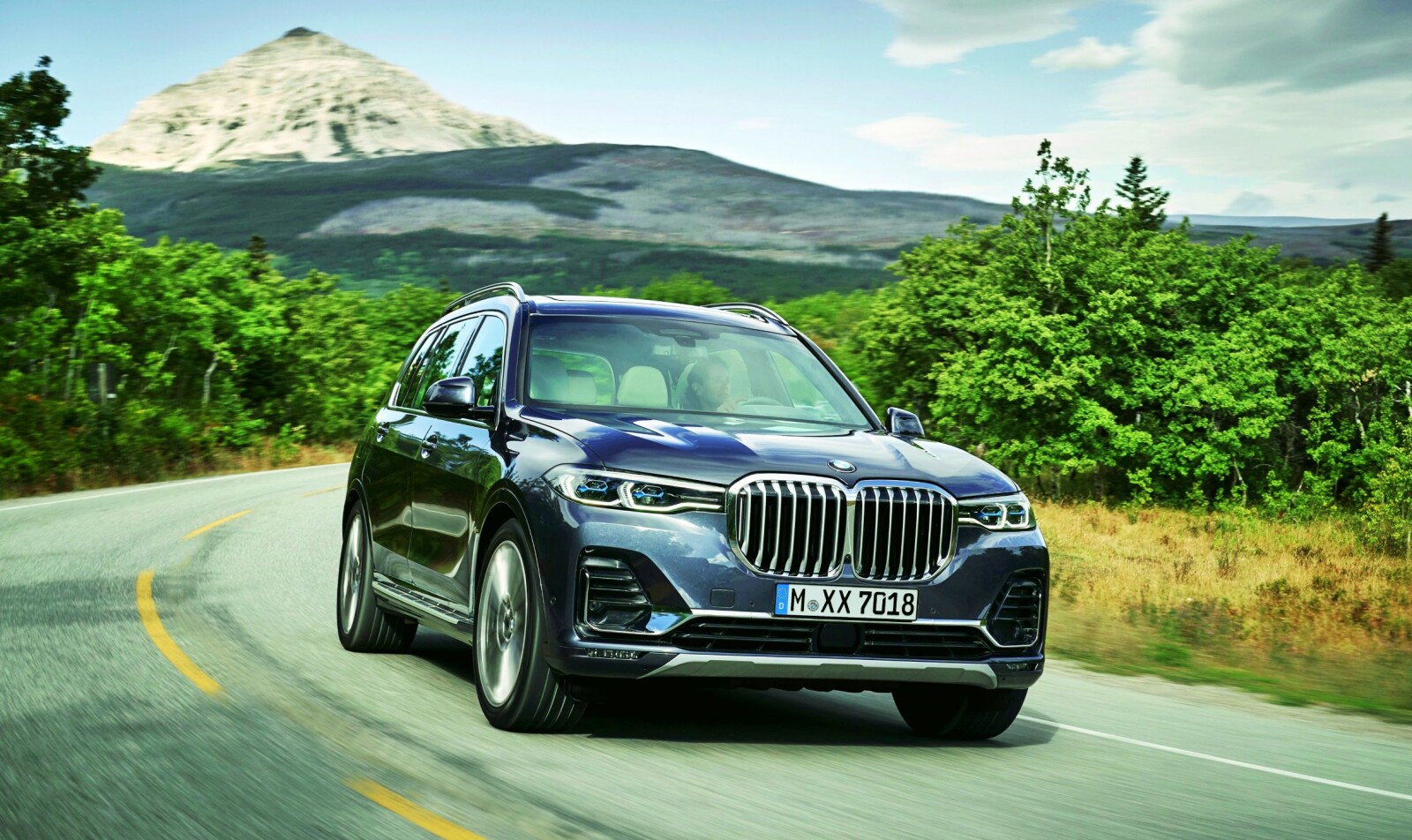 <b>XXL-BMW:</b> Alt er en størrelse større, inkludert grillen. Men den trenger ikke større parkeringsplass enn <br/>en 7-serie. <b>XXL-BMW:</b> Alt er en størrelse større, inkludert grillen. Men den trenger ikke større parkeringsplass enn <br/>en 7-serie.