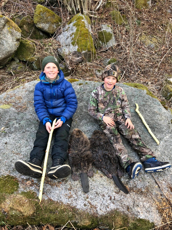 <b>BEVERFANGST: </b>Espens gutter, Emil (12) og Elias (8), er ivrige følgesvenner på jakt. Her fra en tur i fjor med bevere som fangst. <b>BEVERFANGST: </b>Espens gutter, Emil (12) og Elias (8), er ivrige følgesvenner på jakt. Her fra en tur i fjor med bevere som fangst.