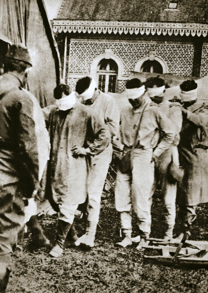 <b>BLINDE:</b> Disse soldatene har tatt oppstilling ved et fransk hospital etter å ha blitt midlertidig blindet under det andre slaget ved Ypres. <b>BLINDE:</b> Disse soldatene har tatt oppstilling ved et fransk hospital etter å ha blitt midlertidig blindet under det andre slaget ved Ypres.