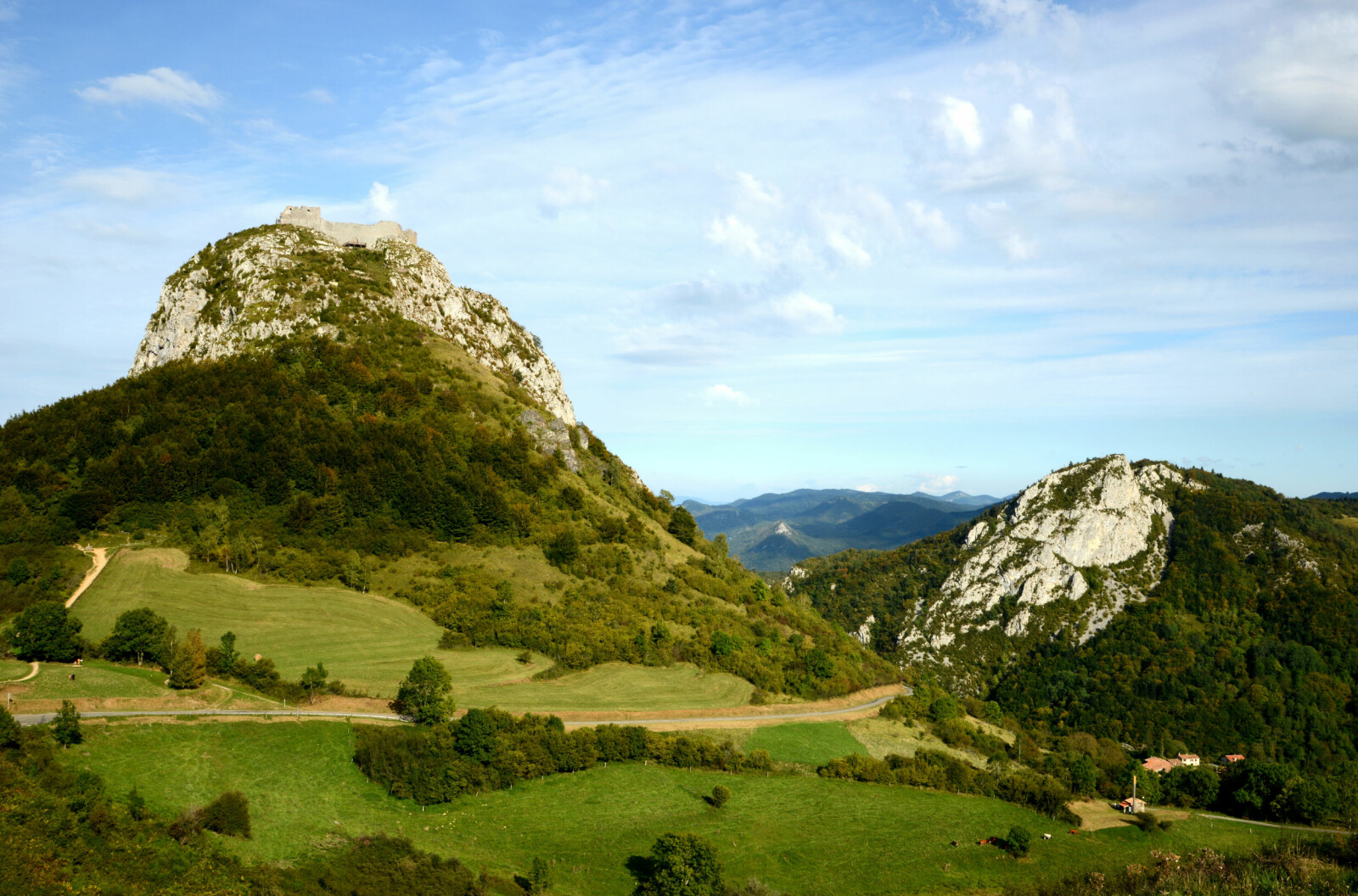 <b>MONTSÉGUR:</b> 1200 meter over havet, høyt oppe i Pyreneene, ligger katarenes siste skanse. <b>MONTSÉGUR:</b> 1200 meter over havet, høyt oppe i Pyreneene, ligger katarenes siste skanse.