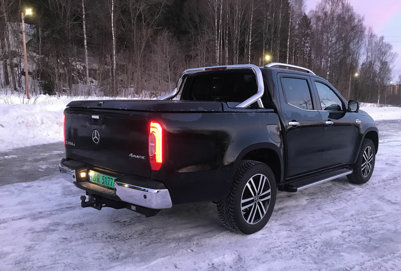 X-KLASSE: Sammenlignet med Navara er sporvidden på X-klasse er økt med 70 millimeter. Den er dessuten 50 millimeter bredere, ifølge Mercedes. X-KLASSE: Sammenlignet med Navara er sporvidden på X-klasse er økt med 70 millimeter. Den er dessuten 50 millimeter bredere, ifølge Mercedes.