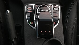 MERCEDES: Betjeningen på midtkonsollen er Mercedes-vare. MERCEDES: Betjeningen på midtkonsollen er Mercedes-vare.