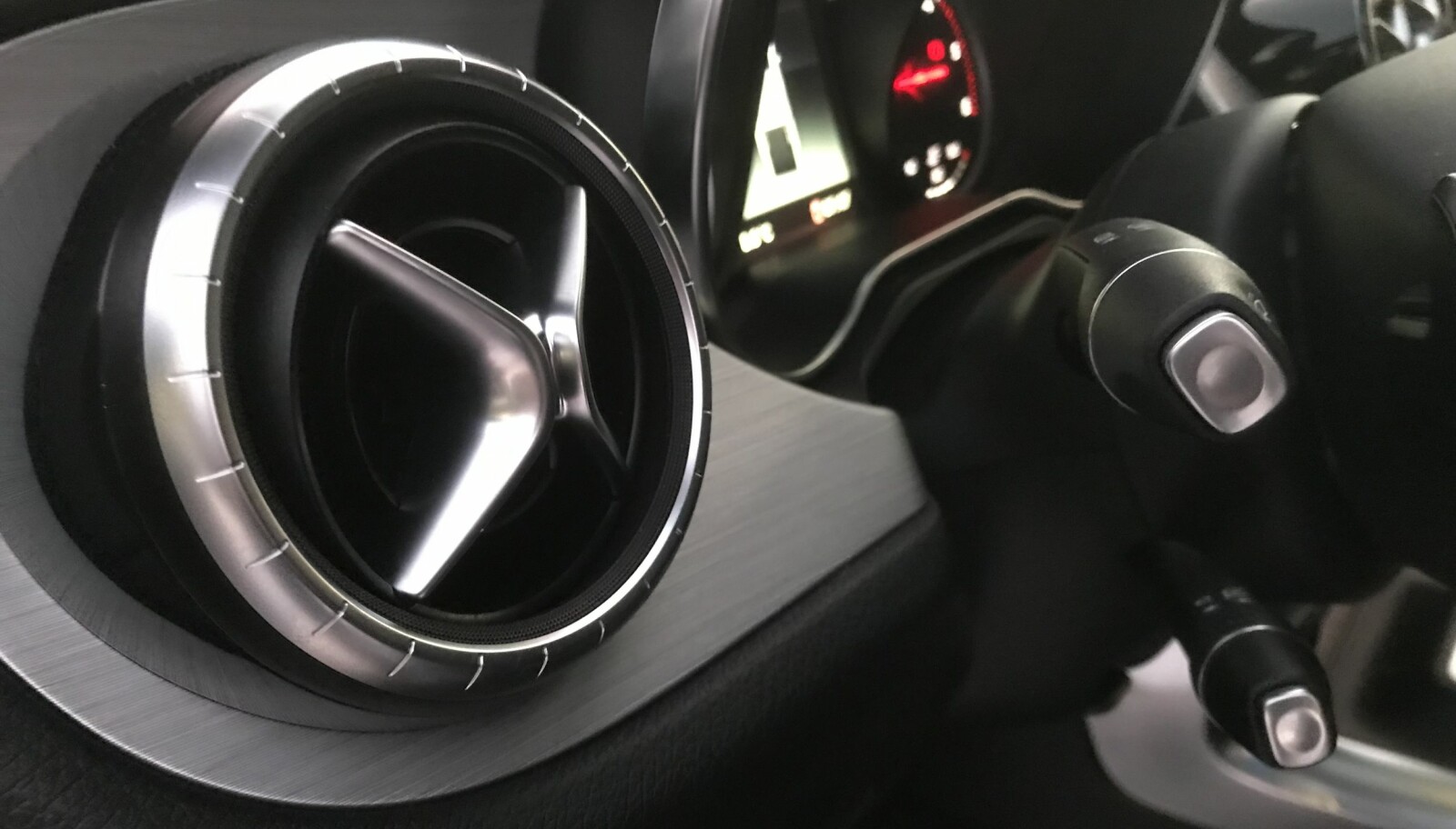 FRA MERCEDES: Luftventilene og rattet med hendler kun på venstre side, er distinkt Mercedes. FRA MERCEDES: Luftventilene og rattet med hendler kun på venstre side, er distinkt Mercedes.