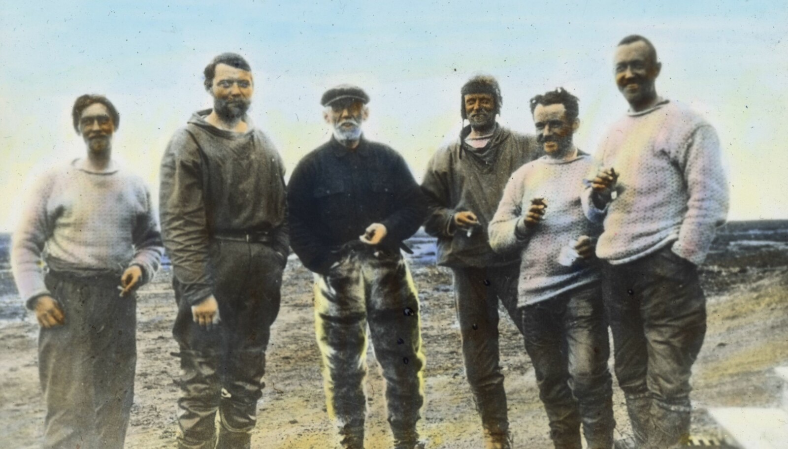 <b>TRYGG:</b> Roald Amundsen og Oskar Omdal (fra venstre), Hjalmar Riiser-Larsen, Leif Dietrichson, Karl Feucht og Lincoln Ellsworth røyker sigar i Ny-Ålesund etter å ha kommet seg unna døden isødet, takket være en ny oppfinnelse. <b>TRYGG:</b> Roald Amundsen og Oskar Omdal (fra venstre), Hjalmar Riiser-Larsen, Leif Dietrichson, Karl Feucht og Lincoln Ellsworth røyker sigar i Ny-Ålesund etter å ha kommet seg unna døden isødet, takket være en ny oppfinnelse.