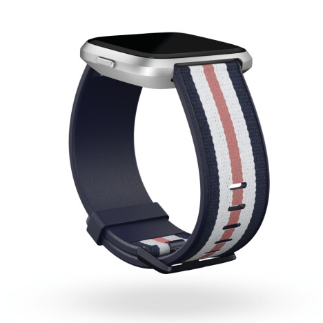 <b><SPAN CLASS=BOLD><STRONG>TILBEHØR:</b></strong> </span>I kjent Fitbit-stil kan du velge ulike typer tilbehør, som nye remmer. <b><SPAN CLASS=BOLD><STRONG>TILBEHØR:</b></strong> </span>I kjent Fitbit-stil kan du velge ulike typer tilbehør, som nye remmer.