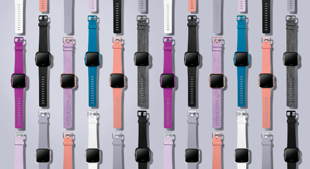 <b><SPAN CLASS=BOLD><STRONG>FARGERIKT:</b></strong></span> Med farger, lavpris og et stilig design, frir Fitbit til et yngre publikum med Fitbit Versa Lite. <b><SPAN CLASS=BOLD><STRONG>FARGERIKT:</b></strong></span> Med farger, lavpris og et stilig design, frir Fitbit til et yngre publikum med Fitbit Versa Lite.