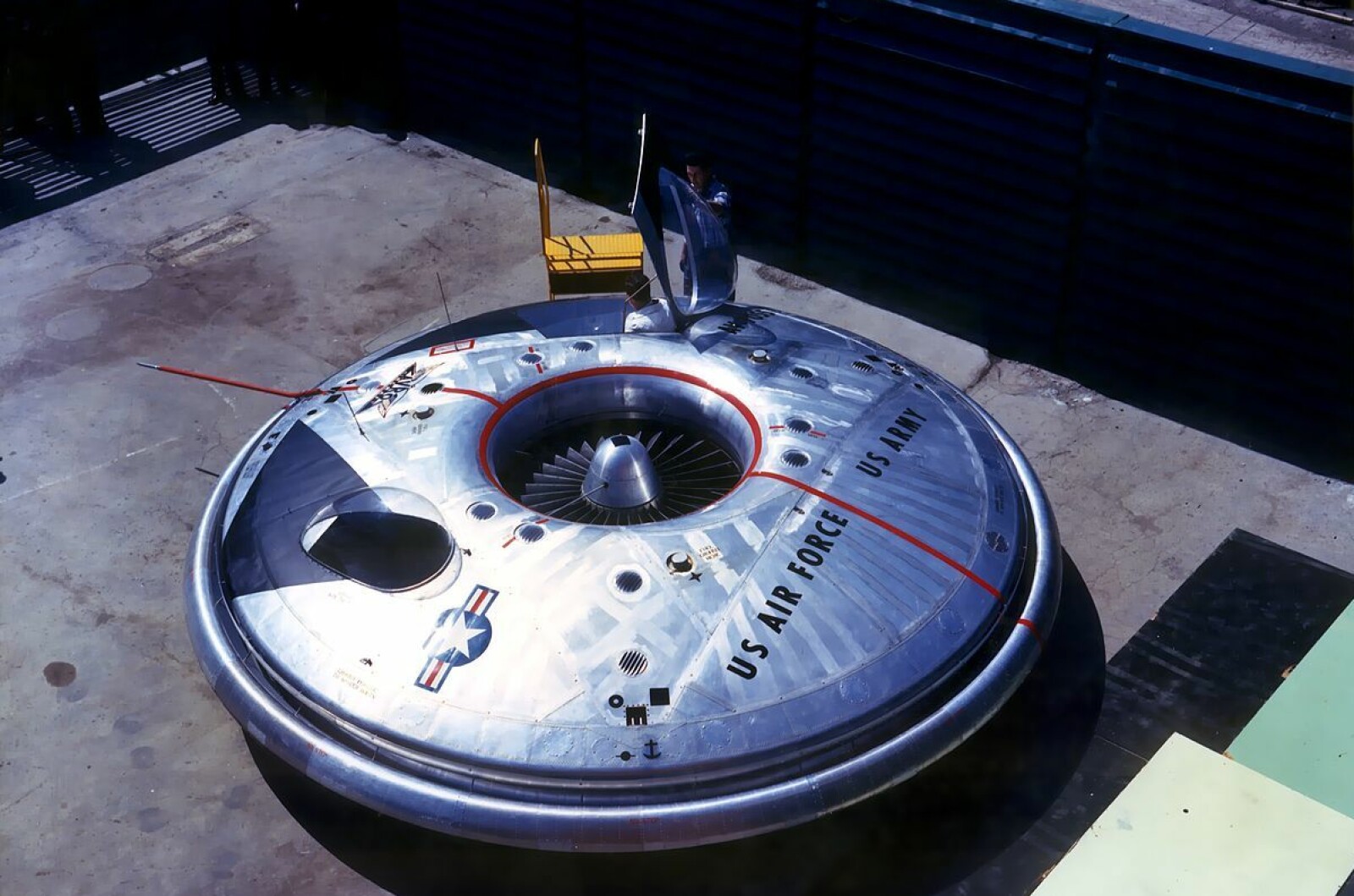 <b>VERDENS RARESTE FLY: </b>Avro Canada VZ-9 Avrocar. En ekte flyvende tallerken, konstruert for det amerikanske luftforsvaret. <b>VERDENS RARESTE FLY: </b>Avro Canada VZ-9 Avrocar. En ekte flyvende tallerken, konstruert for det amerikanske luftforsvaret.