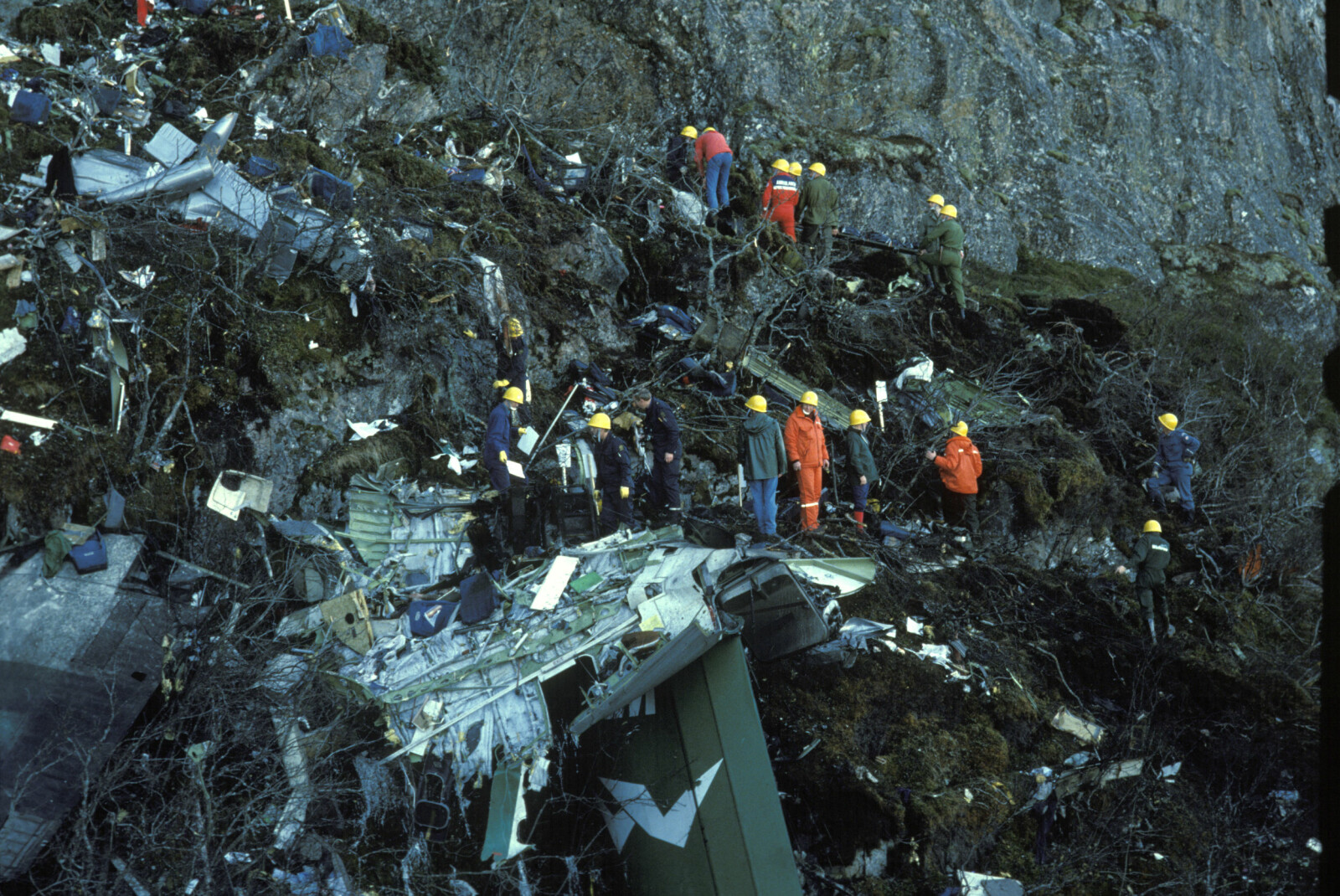 <b>VRAKET:</b> Flyet ble knust mot fjellveggen før delene falt ned et stup til foten av Torghatten. Redningsmannskapene hadde en vanskelig jobb med å søke gjennom vrakrestene. <b>VRAKET:</b> Flyet ble knust mot fjellveggen før delene falt ned et stup til foten av Torghatten. Redningsmannskapene hadde en vanskelig jobb med å søke gjennom vrakrestene.