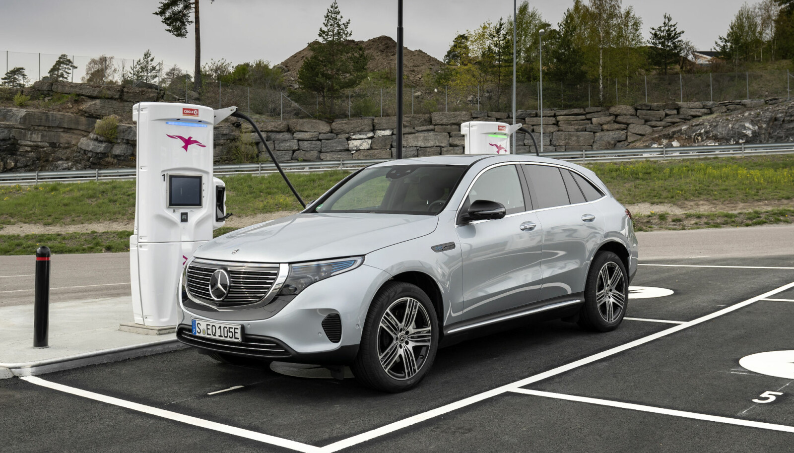 LADING: Mercedes EQC kan hurtiglades med 110 kW. LADING: Mercedes EQC kan hurtiglades med 110 kW.