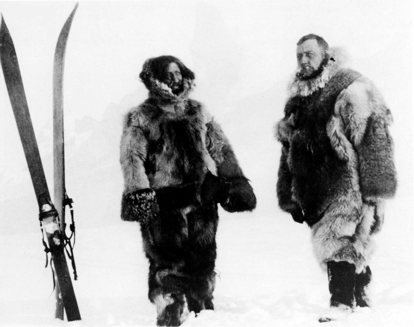 <b>TO MENN, TO SKJEBNER:</b> Frederick Cook (til v.) og Roald Amundsen ble gode venner da de overvintret i Antarktis 1897–99. Cook reddet hele Belgica-ekspedisjonen fra katastrofe. Men siden tok polferdene og livene deres hver sin retning. <b>TO MENN, TO SKJEBNER:</b> Frederick Cook (til v.) og Roald Amundsen ble gode venner da de overvintret i Antarktis 1897–99. Cook reddet hele Belgica-ekspedisjonen fra katastrofe. Men siden tok polferdene og livene deres hver sin retning.