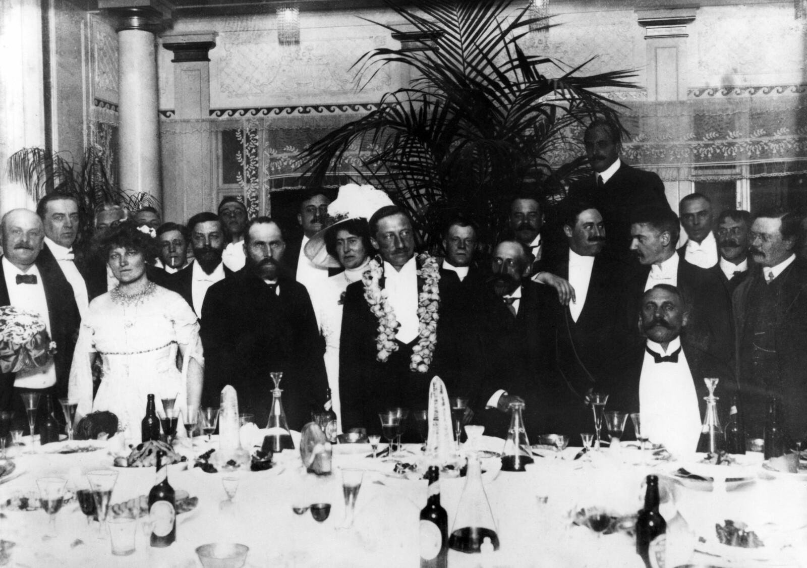 <b>HYLLET:</b> Frederick Cock ble mottatt som en helt i København da han vendte hjem fra Nordpolen i 1909. Men senere ble bevisene på at han faktisk hadde vært der avvist som utilstrekkelige av eksperter ved det danske universitetet. <b>HYLLET:</b> Frederick Cock ble mottatt som en helt i København da han vendte hjem fra Nordpolen i 1909. Men senere ble bevisene på at han faktisk hadde vært der avvist som utilstrekkelige av eksperter ved det danske universitetet.