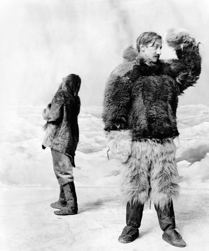<b>FALLEN HELT:</b> Frederick Cook i fotografens studio, på utkikk etter hva? Kanskje Nordpolen, som han aldri fant. Han var høyst trolig aldri i nærheten engang. <b>FALLEN HELT:</b> Frederick Cook i fotografens studio, på utkikk etter hva? Kanskje Nordpolen, som han aldri fant. Han var høyst trolig aldri i nærheten engang.
