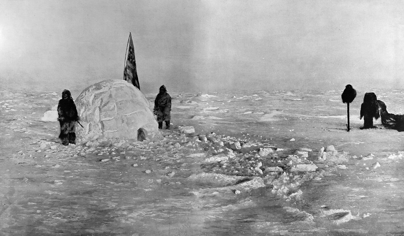 <b>EKTE ELLER IKKE?:</b> Frederick Cooks fotografi, angivelig tatt på Nordpolen 21. april 1908. Hans følgesvenner fra inuittfolket, Ahwelah og Etukishook ved igloen. <b>EKTE ELLER IKKE?:</b> Frederick Cooks fotografi, angivelig tatt på Nordpolen 21. april 1908. Hans følgesvenner fra inuittfolket, Ahwelah og Etukishook ved igloen.