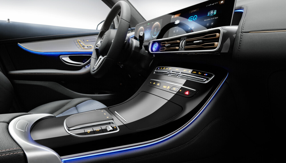 ELEGANT: EQC holder seg tett på skjermløsning og betjening fra tilsvarende Mercedes-modeller. ELEGANT: EQC holder seg tett på skjermløsning og betjening fra tilsvarende Mercedes-modeller.