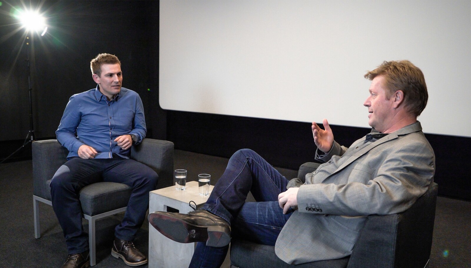 <b>ET ØYEBLIKK - EN EVIGHET: </b>Her er jeg i samtaler med psykolog Arne Jørstad Riise fra Olympiatoppen. Våre samtaler ble filmet og redigeres i disse dager som et ledd i prosjektet "Et Øyeblikk- En Evighet". Gleder meg til å se resultatet. <b>ET ØYEBLIKK - EN EVIGHET: </b>Her er jeg i samtaler med psykolog Arne Jørstad Riise fra Olympiatoppen. Våre samtaler ble filmet og redigeres i disse dager som et ledd i prosjektet "Et Øyeblikk- En Evighet". Gleder meg til å se resultatet.