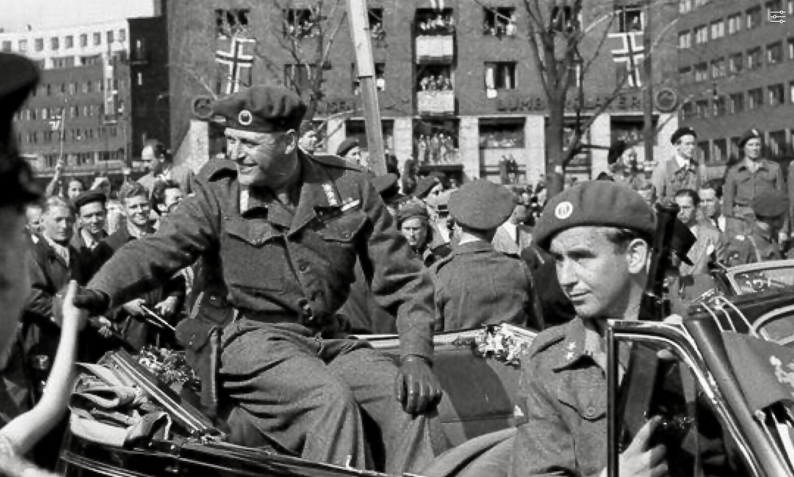 <b>FRIGJØRINGEN: </b> Frigjøringsdagen 8. mai 1945. Kong Olav møter folket. Max Manus i forsetet. <b>FRIGJØRINGEN: </b> Frigjøringsdagen 8. mai 1945. Kong Olav møter folket. Max Manus i forsetet.