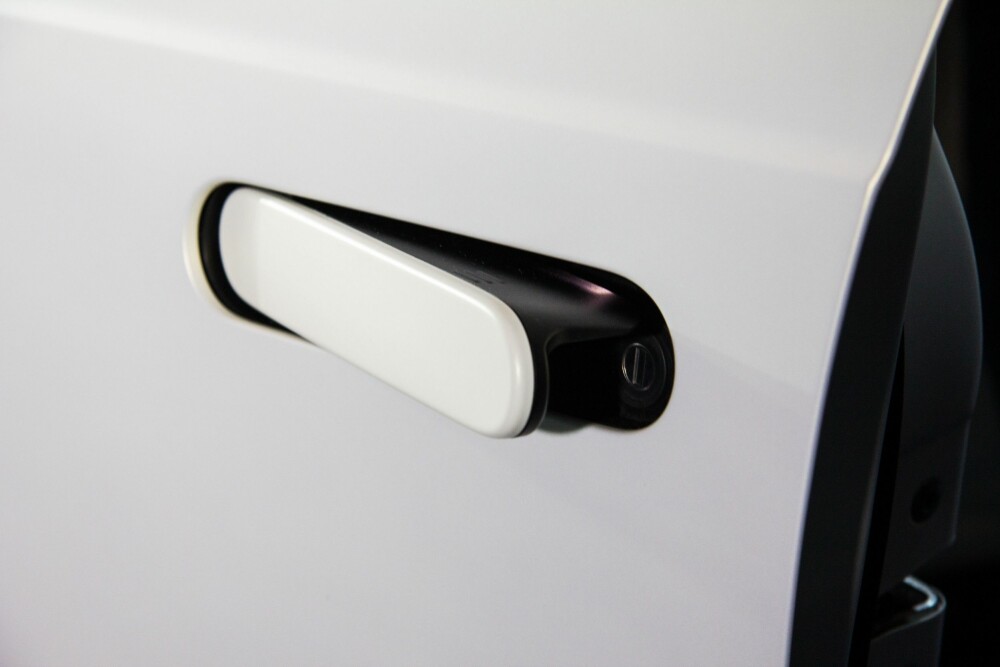 <b>POPP UT:</b> Dørhåndtaket på fordørene popper ut når du låser opp Honda e. <b>POPP UT:</b> Dørhåndtaket på fordørene popper ut når du låser opp Honda e.
