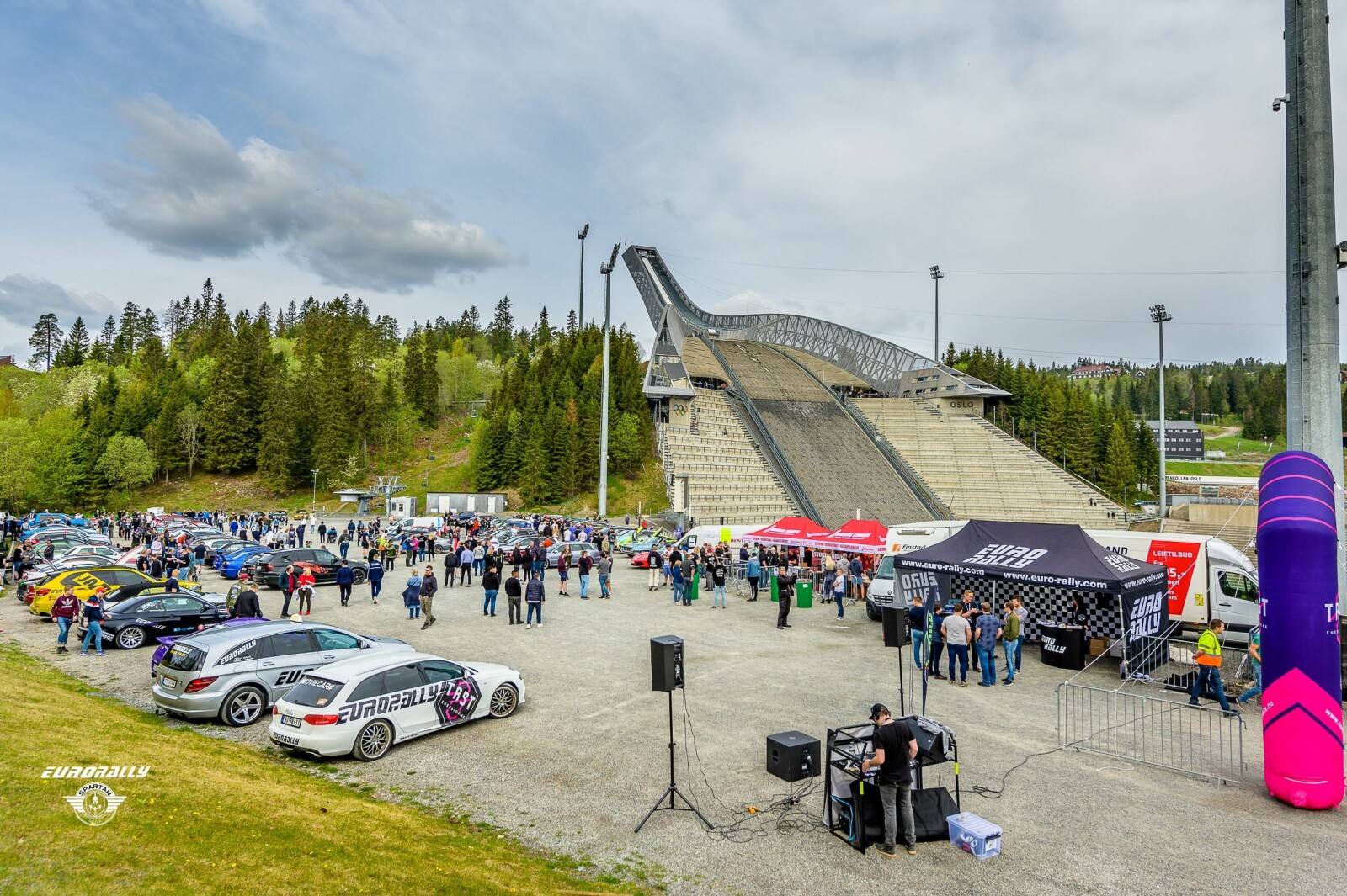 <b>SAMLING I BÅNN:</b> Eurorally-deltakere pauser i Holmenkollen. <b>SAMLING I BÅNN:</b> Eurorally-deltakere pauser i Holmenkollen.