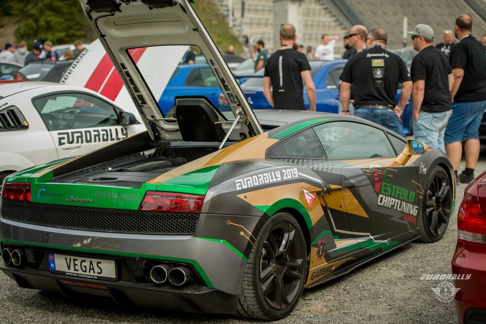 <b>LAMBO:</b> Lamborghini Gallardo med Vegas-skilt i årets Eurorally. <b>LAMBO:</b> Lamborghini Gallardo med Vegas-skilt i årets Eurorally.