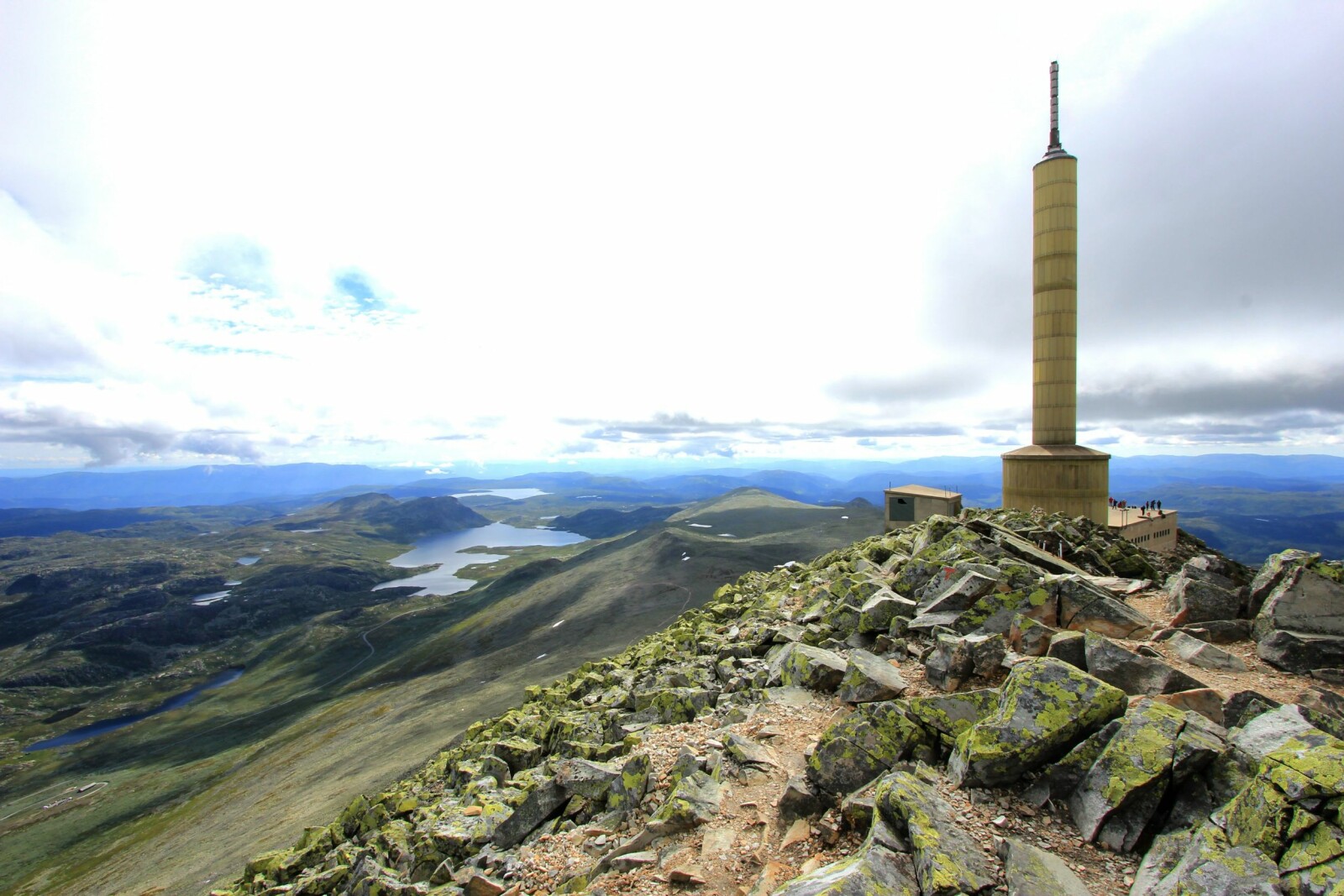 <b>GAUSTATOPPEN:</b> På en klar dag ser du en sjettedel av hele Norge fra Gaustatoppen ved Rjukan. <b>GAUSTATOPPEN:</b> På en klar dag ser du en sjettedel av hele Norge fra Gaustatoppen ved Rjukan.
