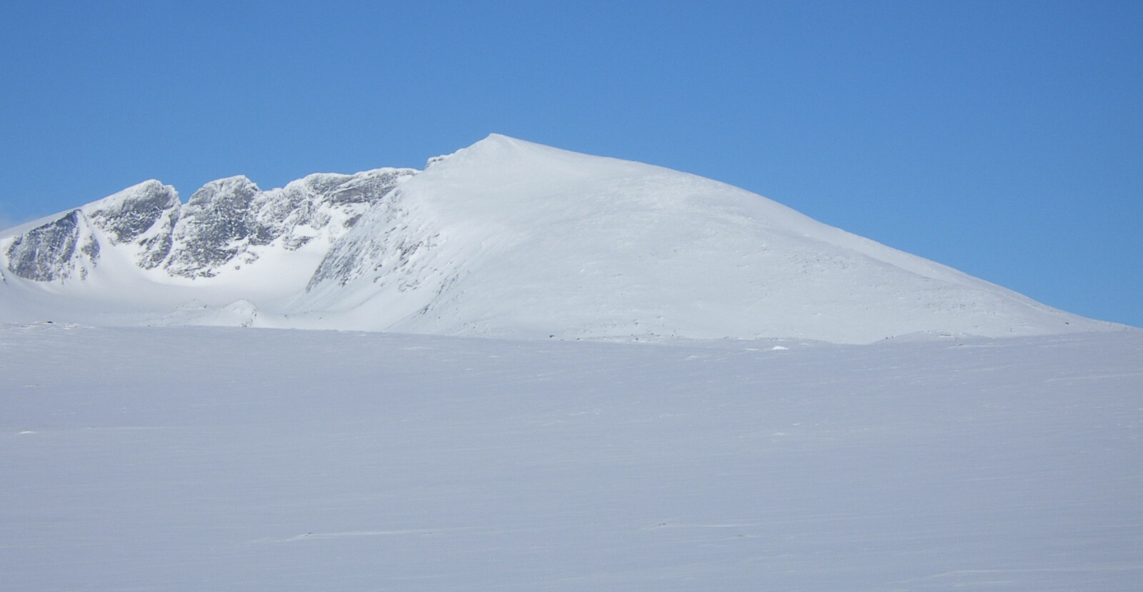 <b>IKONISK SYN:</b> Slik ser Snøhetta ut på en klar dag fra E6 over Dovre. <b>IKONISK SYN:</b> Slik ser Snøhetta ut på en klar dag fra E6 over Dovre.