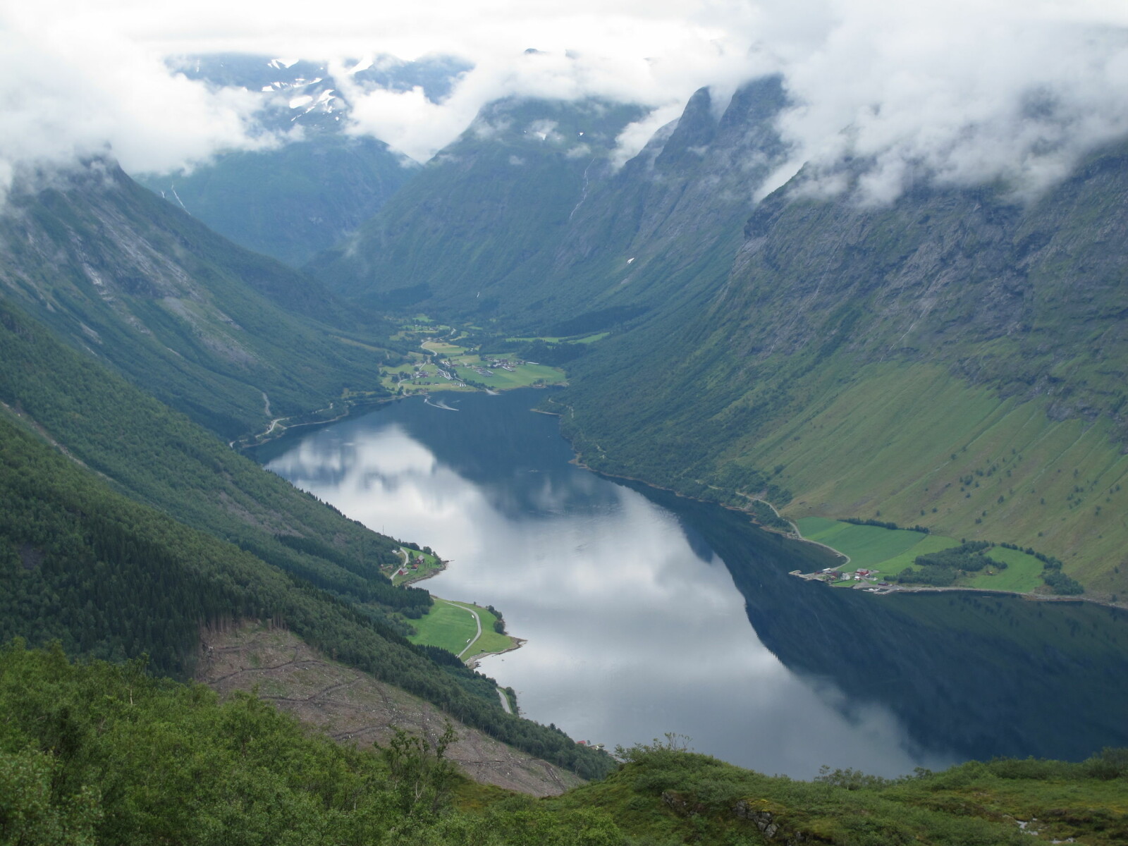 <b>SAKSA PÅ SUNNMØRE:</b> Utsikten fra Saksa
med Norangsdalen
i det fjerne er enda
flottere enn antatt. <b>SAKSA PÅ SUNNMØRE:</b> Utsikten fra Saksa
med Norangsdalen
i det fjerne er enda
flottere enn antatt.