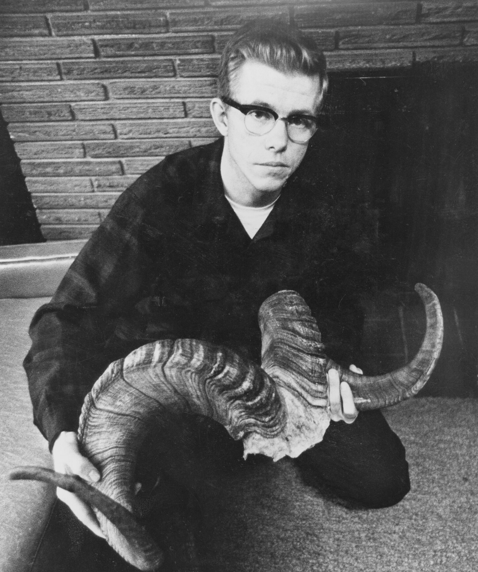 <b>IVRIG JEGER:</b> Robert Hansen var en ivrig og dyktig jeger. På 1970-tallet jaktet og drepte han kvinner like gjerne som Alaskasau. På bildet poserer han med hornene fra en tynnhornsau, også kjent som Alaskasau. <b>IVRIG JEGER:</b> Robert Hansen var en ivrig og dyktig jeger. På 1970-tallet jaktet og drepte han kvinner like gjerne som Alaskasau. På bildet poserer han med hornene fra en tynnhornsau, også kjent som Alaskasau.
