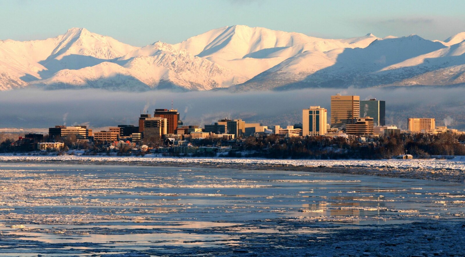 <b>ÅSTEDET:</b> I naturskjønne Anchorage, porten til Alaskas Villmark, herjet seriemorderen kjent som «The Butcher Baker» på 1970 og begynnelsen på 1980-<br/>tallet. <b>ÅSTEDET:</b> I naturskjønne Anchorage, porten til Alaskas Villmark, herjet seriemorderen kjent som «The Butcher Baker» på 1970 og begynnelsen på 1980-<br/>tallet.