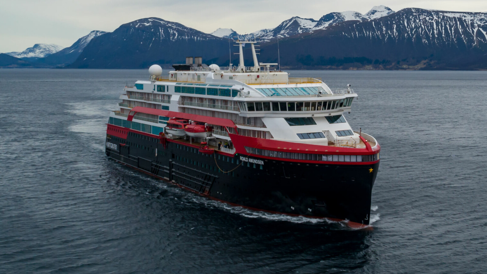 <b>PRØVETUR:</b> MS Roald Amundsen på prøveturer utenfor Kleven Verft på Sunnmøre <b>PRØVETUR:</b> MS Roald Amundsen på prøveturer utenfor Kleven Verft på Sunnmøre