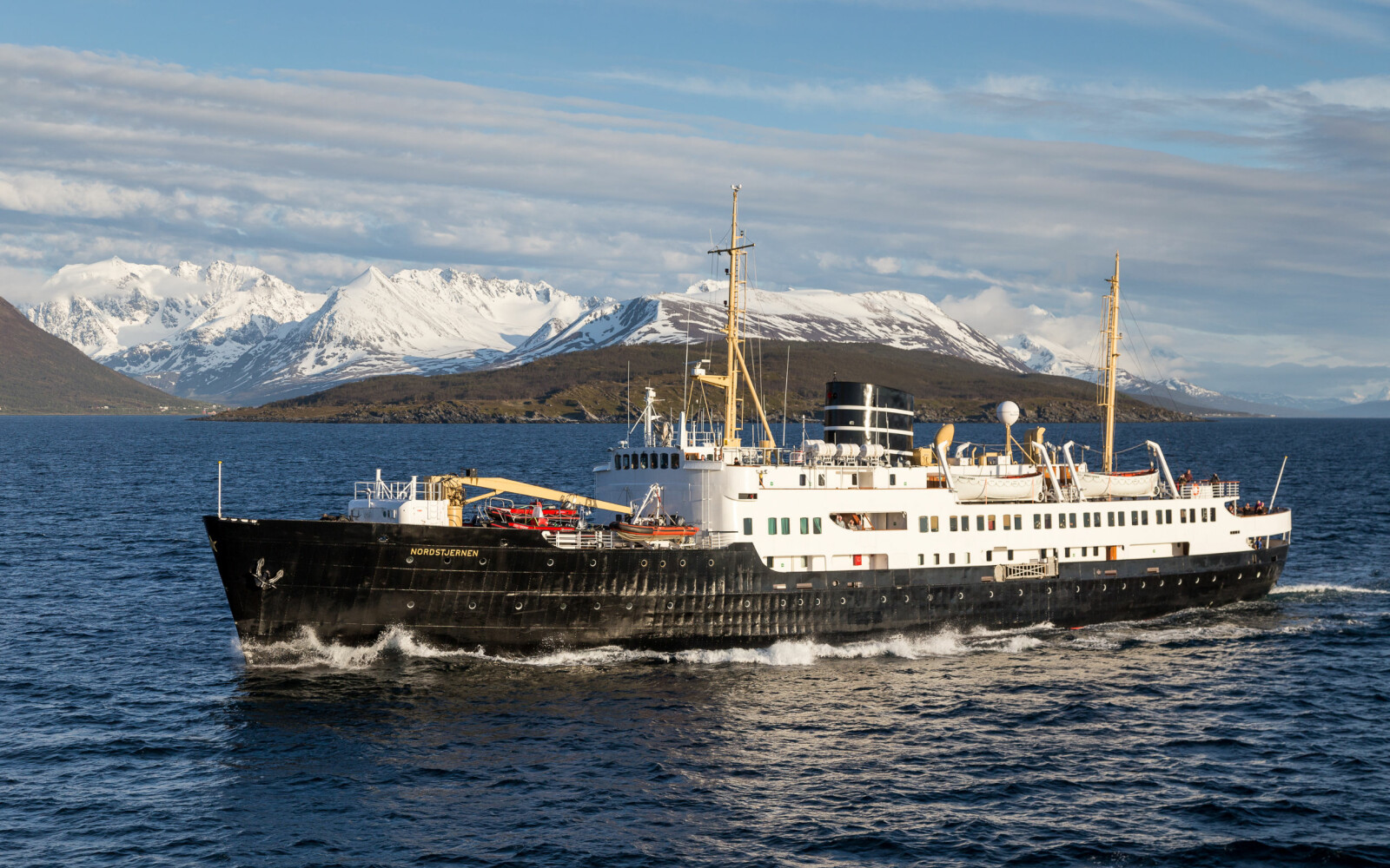 <b>TRANSPORT:</b> MS Nordstjerne var typisk for Hurtigrutene som kom på 50-tallet, med MS Finnmarken som første skip av denne typen i 1956. Finnmarken står i dag på Hurtigrutemuseet. <b>TRANSPORT:</b> MS Nordstjerne var typisk for Hurtigrutene som kom på 50-tallet, med MS Finnmarken som første skip av denne typen i 1956. Finnmarken står i dag på Hurtigrutemuseet.
