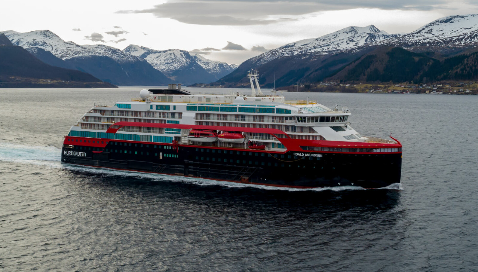 ULSTEINVIK: MS «Roald Amundsen» er klargjort ved Kleven verft i Ulsteinvik. På verftet ligger også søsterskipet MS «Fridtjof Nansen». ULSTEINVIK: MS «Roald Amundsen» er klargjort ved Kleven verft i Ulsteinvik. På verftet ligger også søsterskipet MS «Fridtjof Nansen».