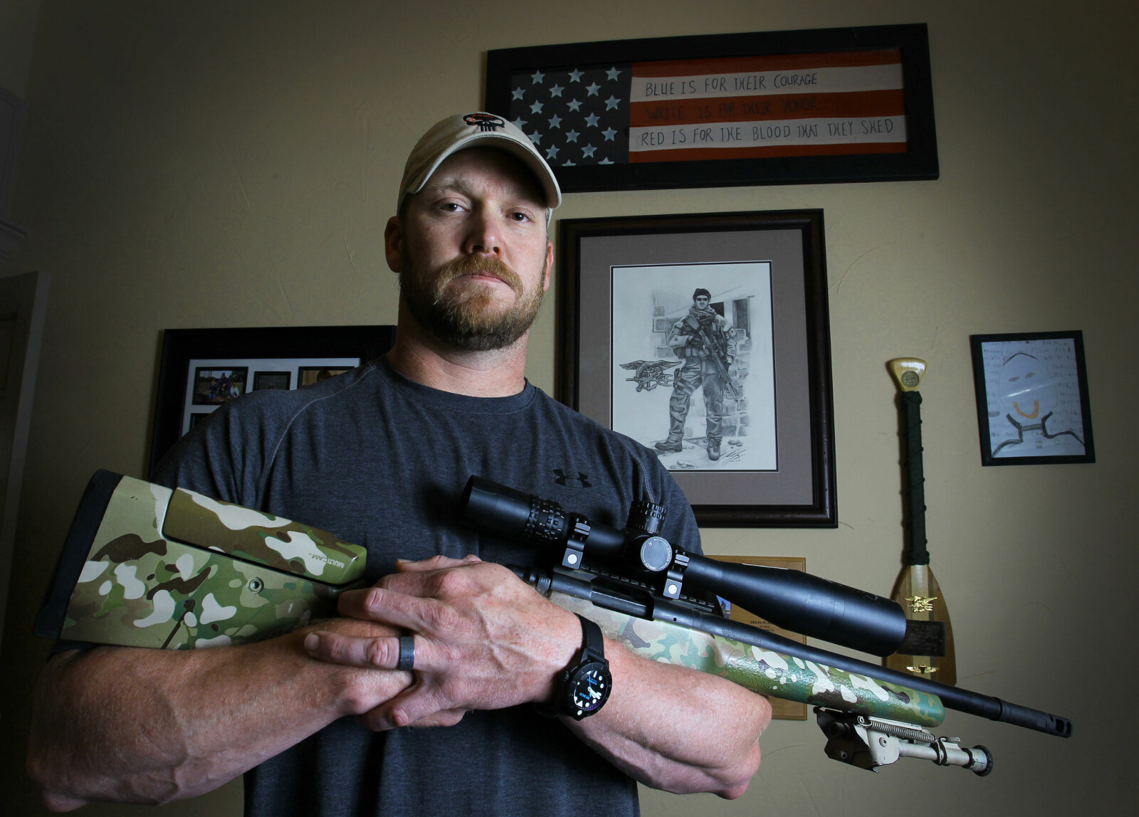 <b>LEGENDEN:</b> Chris Kyle sammen med sin .308-skarpskytterrifle. Med sine ferdigheter reddet han etter alt å dømme svært mange amerikanske soldaters liv i det krigsherjede Irak. <b>LEGENDEN:</b> Chris Kyle sammen med sin .308-skarpskytterrifle. Med sine ferdigheter reddet han etter alt å dømme svært mange amerikanske soldaters liv i det krigsherjede Irak.