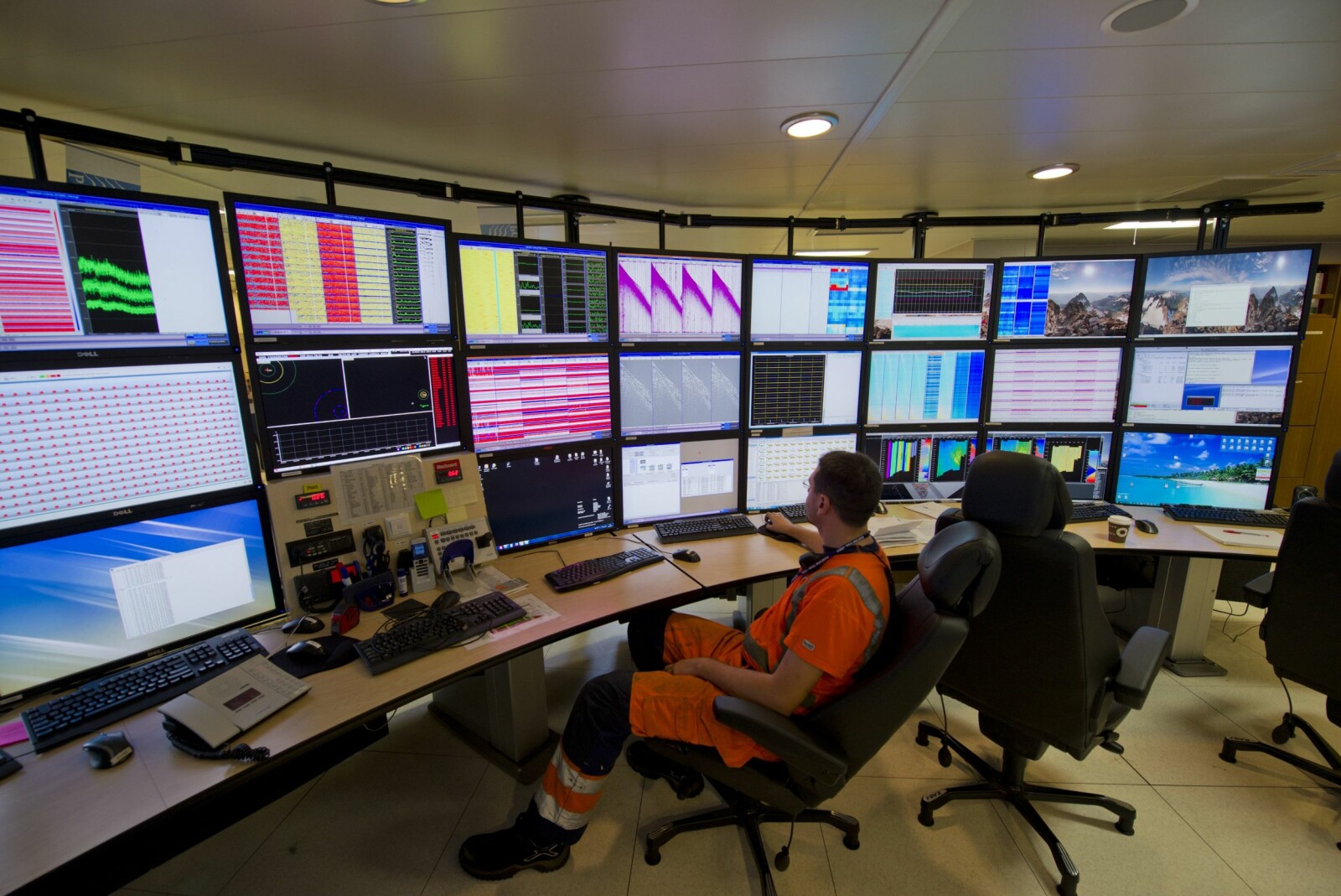 <b>INNSAMLING:</b> I kontrollrommet samles alle de seismiske dataene. <b>INNSAMLING:</b> I kontrollrommet samles alle de seismiske dataene.