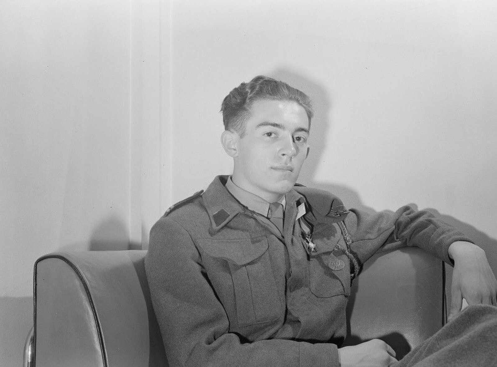 <b>HELTEN FRA NARVIK:</b> Kazimierz Dziedzioch som 18-åring, to år etter at han sloss heltemodig for Norge. Krigskorset kan skimtes på den polske soldatens jakkeslag. <b>HELTEN FRA NARVIK:</b> Kazimierz Dziedzioch som 18-åring, to år etter at han sloss heltemodig for Norge. Krigskorset kan skimtes på den polske soldatens jakkeslag.