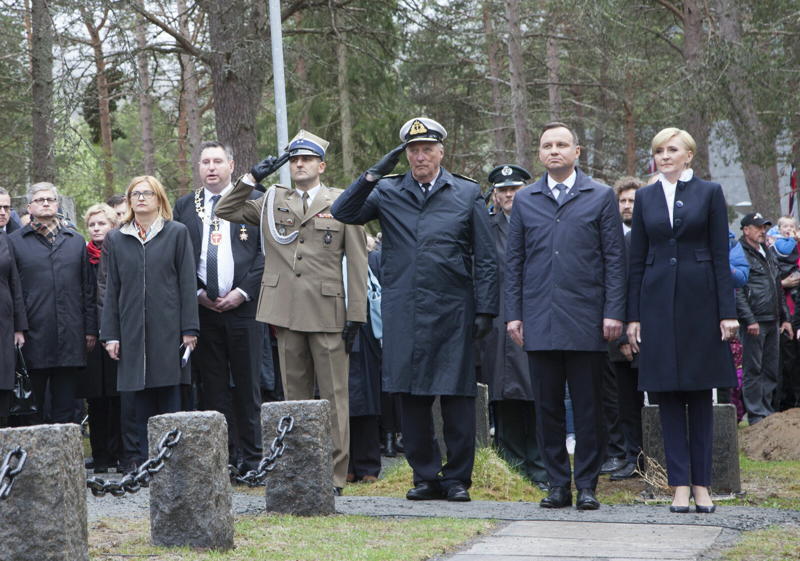 <b>HEDRES:</b> Hver gang polske statsoverhoder er i Norge, markeres de polske styrkenes innsats og ofre i Narvik. Her i 2016 da kong Harald tok imot president Andrzej Duda og hans kone Agata Kornhauser-Dudas <b>HEDRES:</b> Hver gang polske statsoverhoder er i Norge, markeres de polske styrkenes innsats og ofre i Narvik. Her i 2016 da kong Harald tok imot president Andrzej Duda og hans kone Agata Kornhauser-Dudas