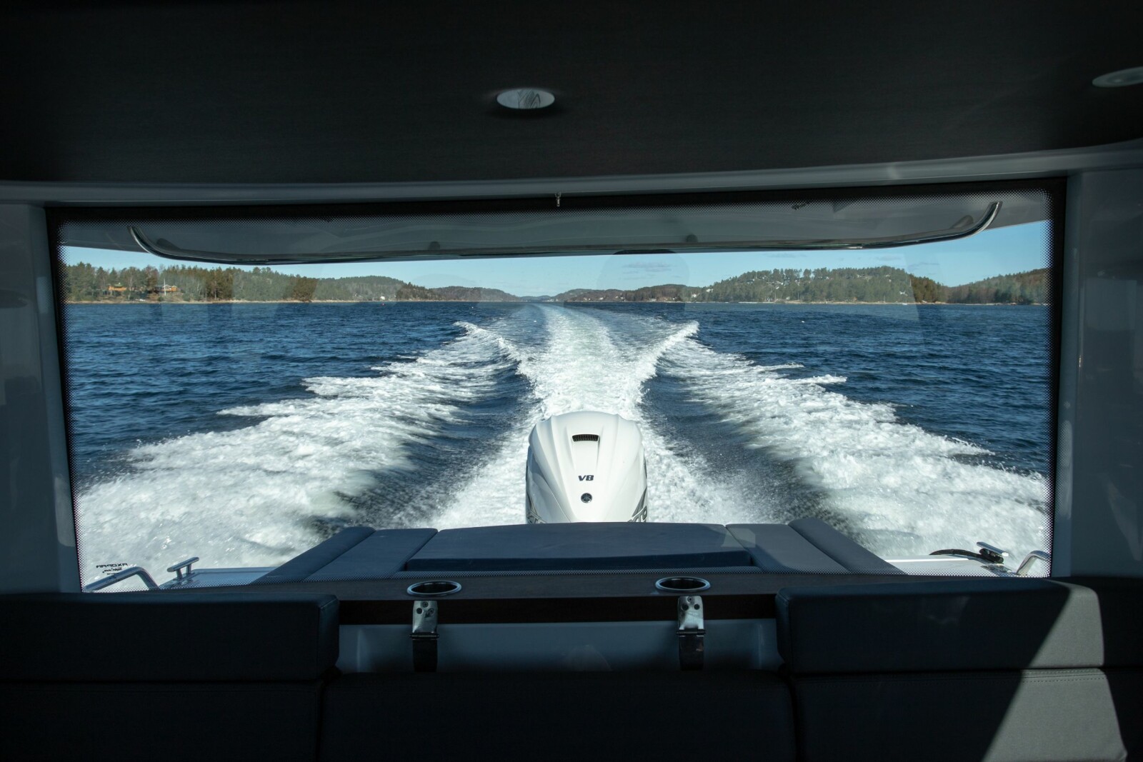 <b>ROM MED UTSIKT:</b> Store vindusflater preger båten. Her med F425 XTO gjennom aktervinduet. <b>ROM MED UTSIKT:</b> Store vindusflater preger båten. Her med F425 XTO gjennom aktervinduet.