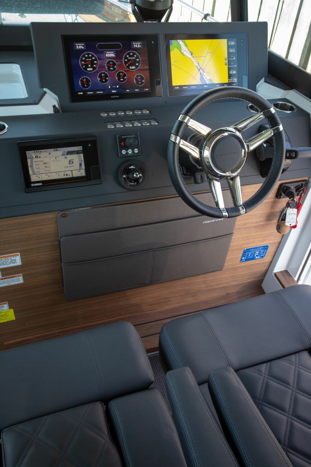 <b>MODERNE:</b> Oppsett med doble skjermer kler båten. Motorinstrument nede til venstre forteller deg alt du trenger å vite. <b>MODERNE:</b> Oppsett med doble skjermer kler båten. Motorinstrument nede til venstre forteller deg alt du trenger å vite.