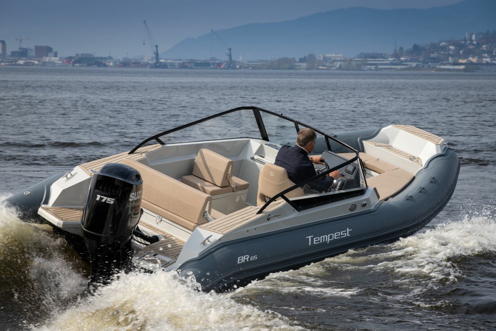 <b>KAN FORT BLI EN VANE:</b> Sportslige RIB-egenskaper kombinert med bowriderens komfort. Norske farger blir annerledes enn på testbåten: Hvit glassfiber, lys flexiteek med hvite nater, beige puter og mørkegrå farge på pongtonger. <b>KAN FORT BLI EN VANE:</b> Sportslige RIB-egenskaper kombinert med bowriderens komfort. Norske farger blir annerledes enn på testbåten: Hvit glassfiber, lys flexiteek med hvite nater, beige puter og mørkegrå farge på pongtonger.