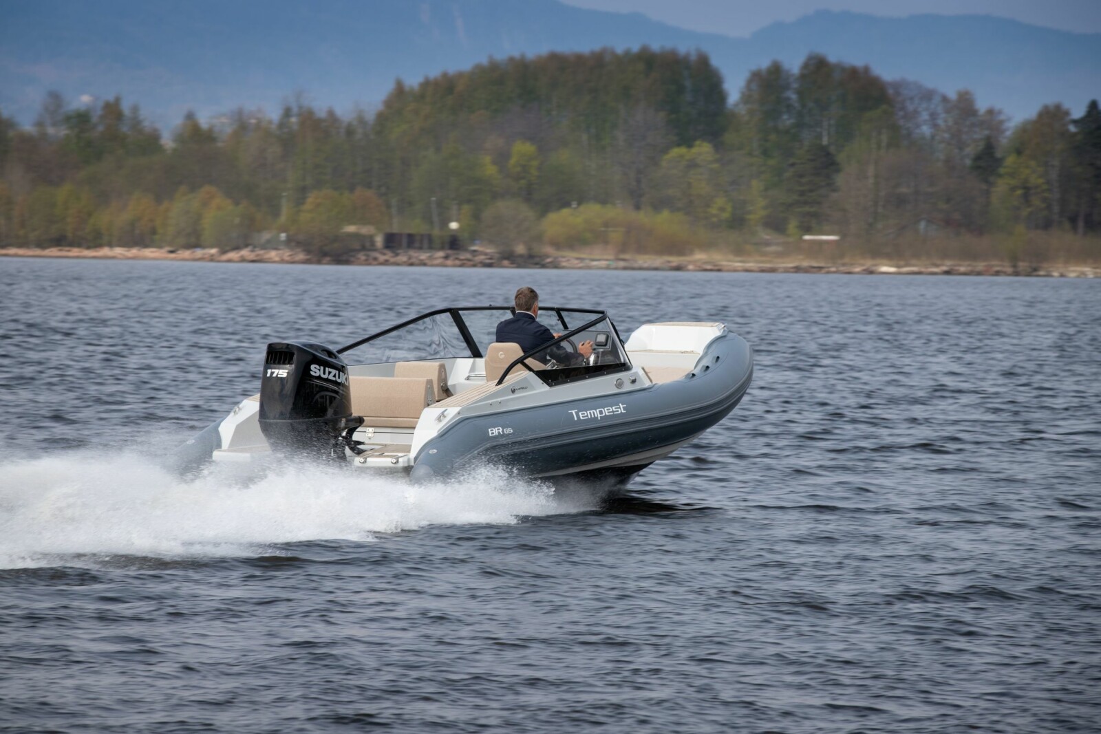 <b>UVANT:</b> RIB med vindskjerm og behagelige sitteplasser kan fort bli en trend om båten slår an. <b>UVANT:</b> RIB med vindskjerm og behagelige sitteplasser kan fort bli en trend om båten slår an.
