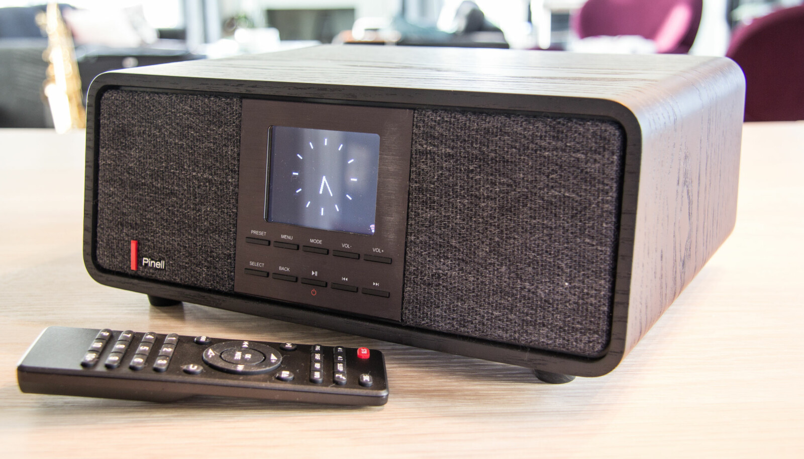 <b>LEKKER: </b>Designet på Pinell Supersound 501 er det lite å utsette på. Det vi ikke liker er at det er vanskelig å se tekstene på betjeningsknappene under dårlige lysforhold. I tillegg blir man litt blendet av skinnet fra LCD-skjermen. Fjernkontrollen falt heller ikke i smak hos oss. <b>LEKKER: </b>Designet på Pinell Supersound 501 er det lite å utsette på. Det vi ikke liker er at det er vanskelig å se tekstene på betjeningsknappene under dårlige lysforhold. I tillegg blir man litt blendet av skinnet fra LCD-skjermen. Fjernkontrollen falt heller ikke i smak hos oss.