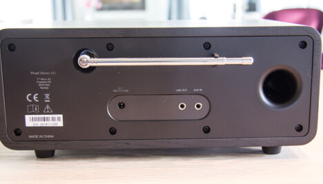 <b>ENKEL:</b> Baksiden er enkel med inngang for AUX og 3,5 microjack. <b>ENKEL:</b> Baksiden er enkel med inngang for AUX og 3,5 microjack.