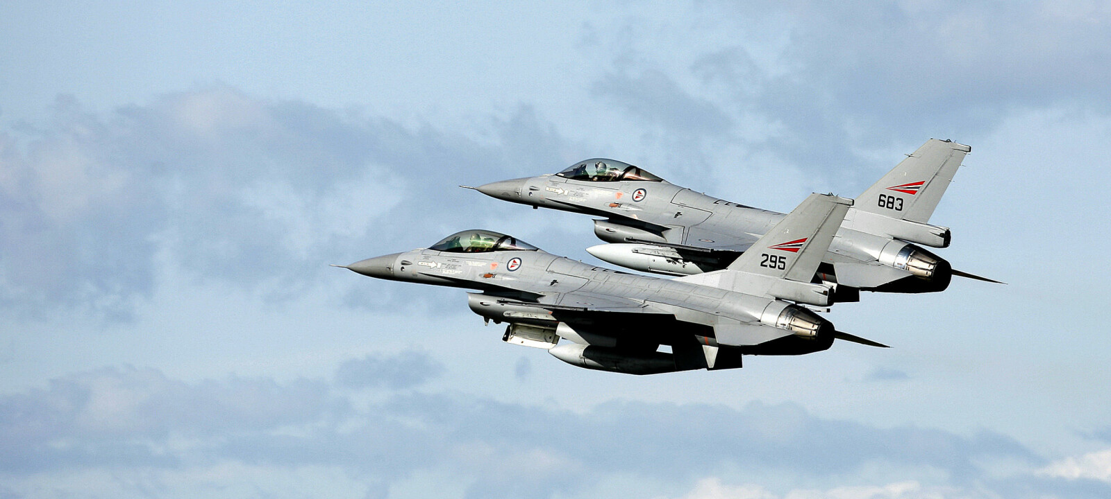 <b>PATRULJE:</b> Oppdraget til de norske jagerflyene som deltok i bombekampanjen mot Serbia, var å beskytte andre Nato-fly. Senere skvadronsjef på 717-skvadronen, Øivind Jervan (innfelt), var med under det første luftslaget. <b>PATRULJE:</b> Oppdraget til de norske jagerflyene som deltok i bombekampanjen mot Serbia, var å beskytte andre Nato-fly. Senere skvadronsjef på 717-skvadronen, Øivind Jervan (innfelt), var med under det første luftslaget.
