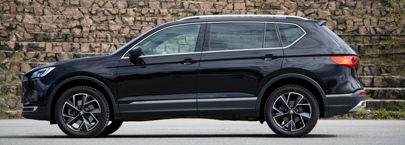 <b>TØFF:</b> Seat Tarraco er en stor SUV på godt over 4,7 meter. Litt skarpere kanter enn broder Skoda Kodiaq. <b>TØFF:</b> Seat Tarraco er en stor SUV på godt over 4,7 meter. Litt skarpere kanter enn broder Skoda Kodiaq.